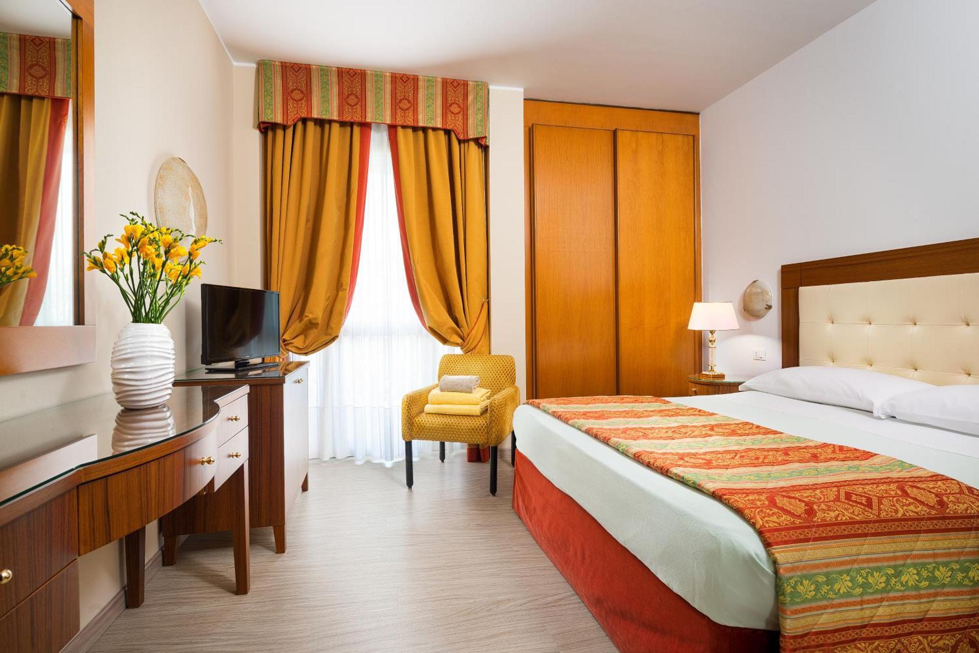 Standard Double or Twin Room,415486503:JPEG